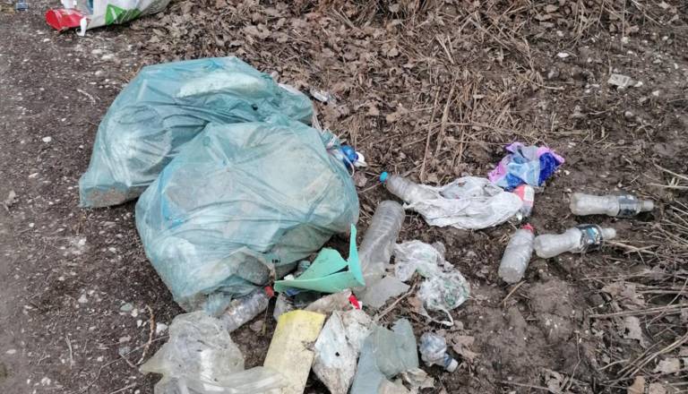 FOTO: Katastrofa ob Savi! Sprehajalna pot se je spremenila v smetišče, bo občina ukrepala?