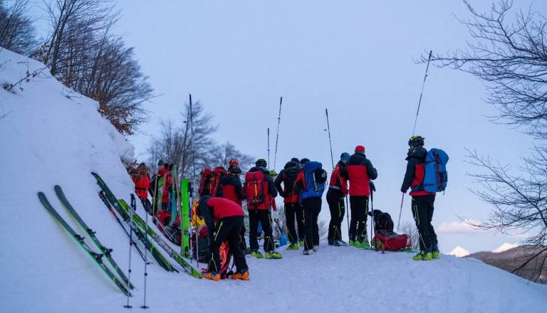 Zima v gorah je romantična, a nevarna: Na Soriški planini dva plazova, pozor tudi proti Možicu