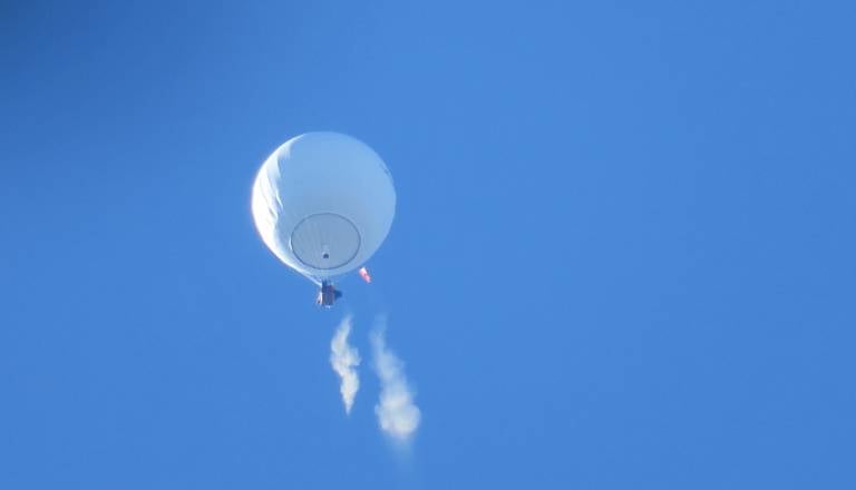 Ogromen bel balon nad Mariborom: Mariborčani zmedeni, razkrivamo, kaj je letelo nad mestom
