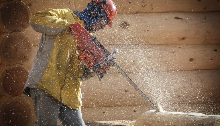 Delovna nesreča: 35-letnik si je s takim orodjem hudo poškodoval roko