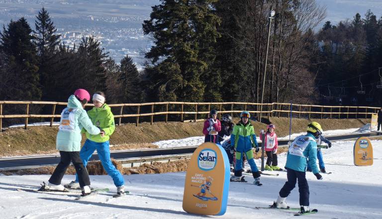 Starši, pozor! Zima ni izgovor, otroci potrebujejo 60 minut gibanja vsak dan