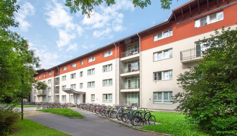 »Država spi, študenti nimamo kje spati«: Študentje od politike zahtevajo 15.000 novih ležišč v Ljubljani