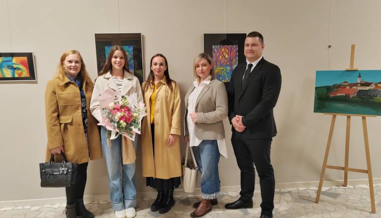 14-letna Nina z razstavo v spomin na babico