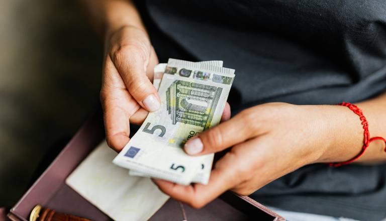 Bo država morala vsem otrokom do 18. leta dati kartico s 100 evri?