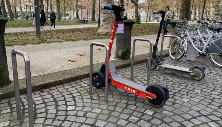 Z električnimi skiroji in mopedi po novem dovoljena šele po 15. letu