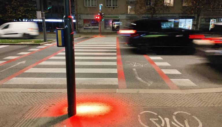 Mobizombiji, pozor! Ljubljančani delijo mnenja o novi rdeči luči na pločniku