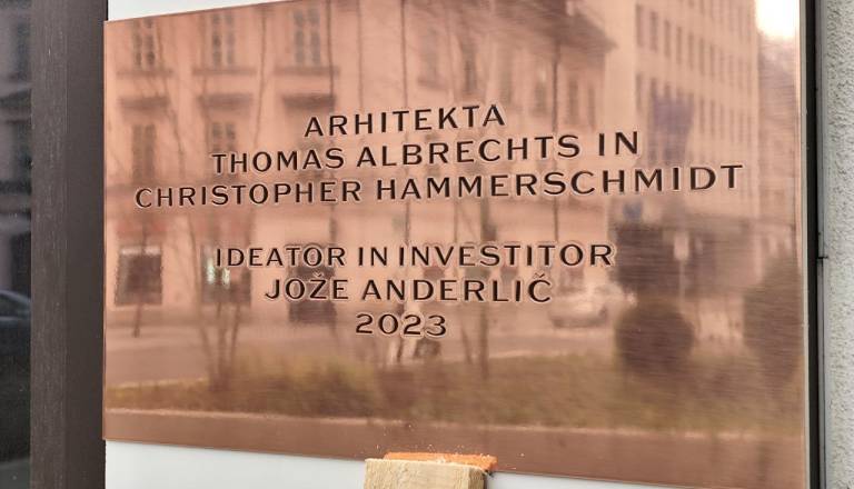 FOTO: »Ideator in investitor« Jože Anderlič pozdravlja mimoidoče na Schellenburgu