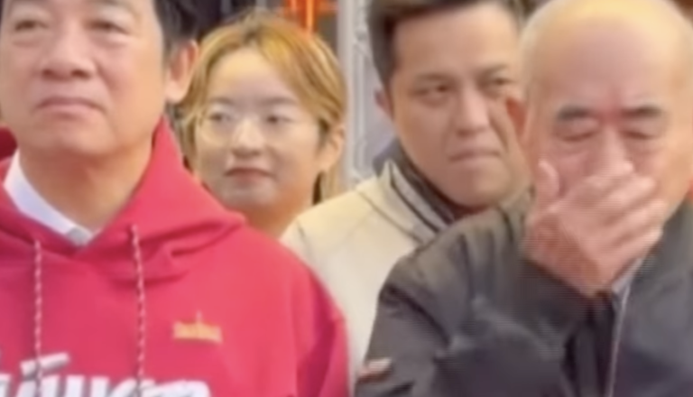 Predsednika med dogodkom poškropil z bruhanjem