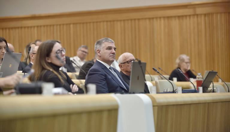 Umetna inteligenca že v učilnicah, pravila pa še na poti: Kaj so v Ljubljani povedali o prihodnosti izobraževanja?