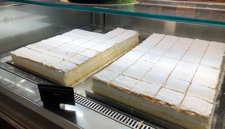 Cena blejske kremšnite razburja splet: Zanjo je treba odšteti že več kot 8 evrov