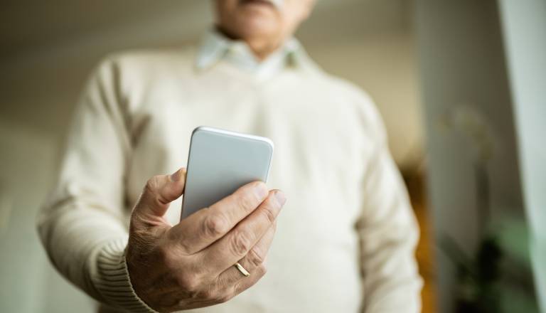 Zdravstvena pomoč s pritiskom na gumb: Mariborska občina subvencionira e-oskrbo, kako se prijaviti?