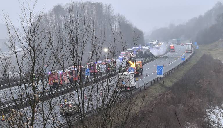 FOTO in VIDEO: Verižno trčenje treh tovornjakov zaprlo štajersko avtocesto pri Šentilju