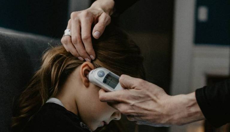 Kašelj, povišana temperatura, bruhanje: V Mariboru velik porast virusnih okužb med predšolskimi otroki 