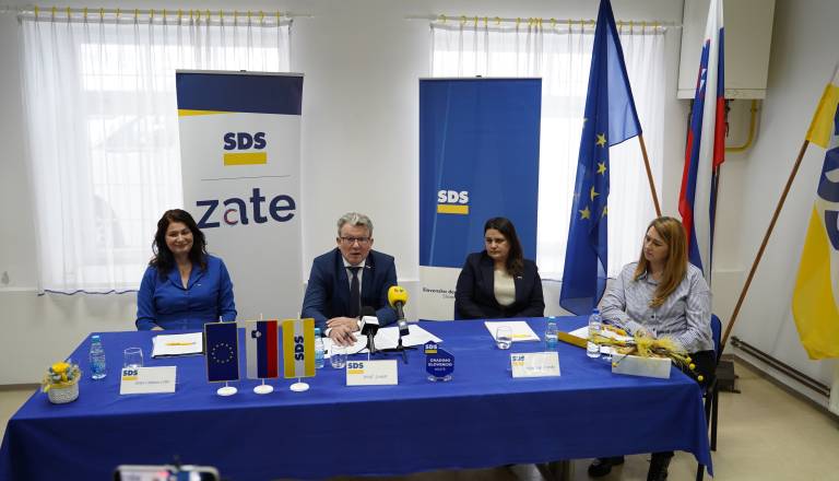 FOTO: Podjetja odhajajo čez mejo? Kandidati SDS opozarjajo na alarmantne trende