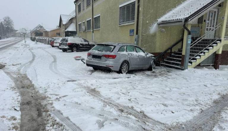 FOTO: Z Audijem v prometni znak in policijsko postajo