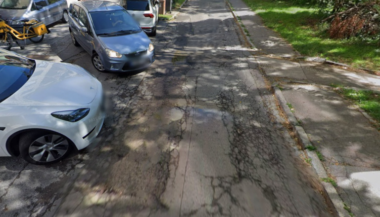 Polmetrske luknje in poškodovan asfalt: Po obnovi šole in težkih kamionih je Fabianijeva ulica postala nevarna