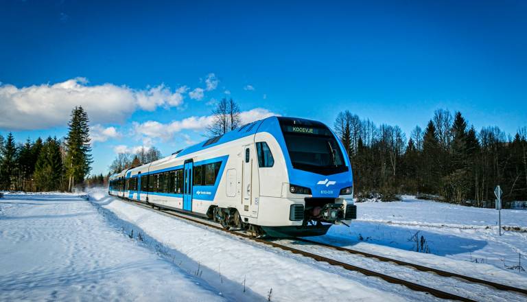 Ovire v železniškem prometu na nekaterih progah zaradi močnega sneženja