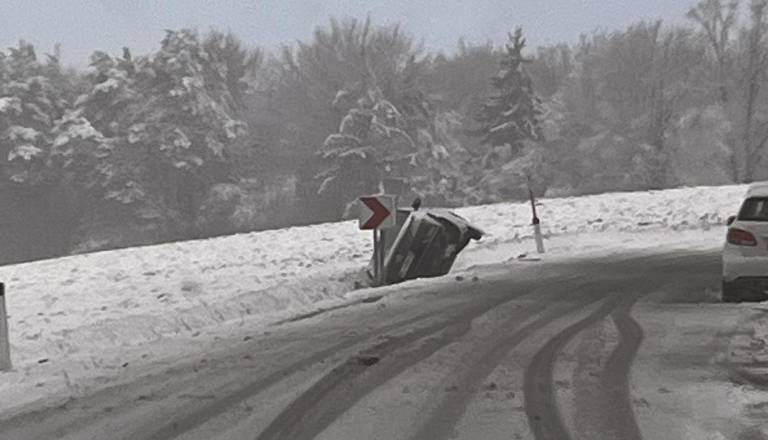 Novo zdrs vozila na Goričkem, avtomobil končal v jarku 
