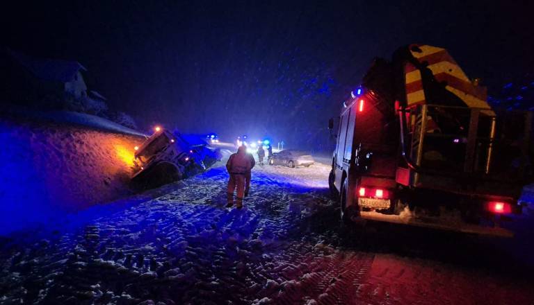 Na Štajerskem trčila osebno in tovorno vozilo, posredovali gasilci