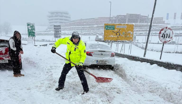 Za večjo varnost na cestah mariborski policisti poprijeli tudi za lopato
