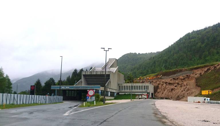 Pozor, popolna zapora na gorenjski avtocesti proti Avstriji
