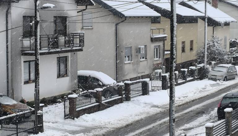 Zaradi sneženja brez elektrike več kot 40 tisoč odjemalcev Elektra Maribor