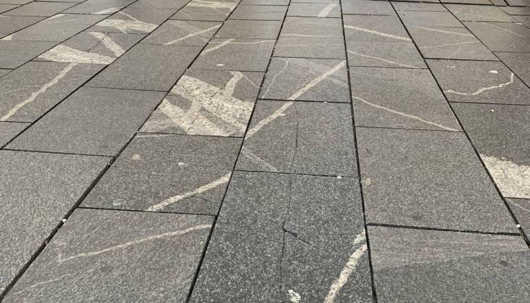 Je za tako pogoste poškodbe tlakovcev na Glavnem trgu v Mariboru krivo lepilo?