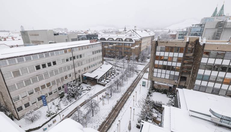 FOTO in VIDEO: Izredne razmere v Mariboru: Brez vode in elektrike, zamude avtobusov, zaprto Pohorje