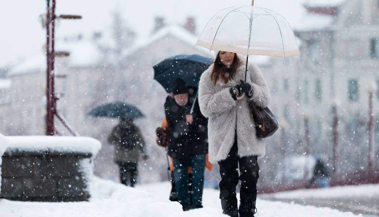 FOTO in VIDEO: Snežna kulisa nad Mariborom, a razglašene izredne razmere