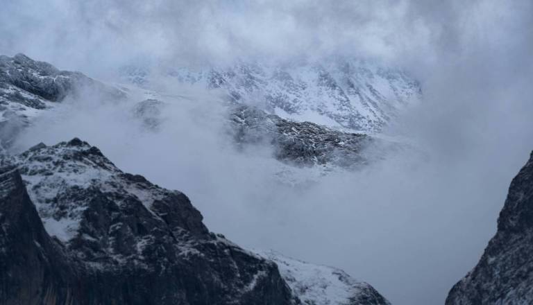 Groza pri severnih sosedih: Pod snežnimi plazovi umrli trije ljudje, več ranjenih