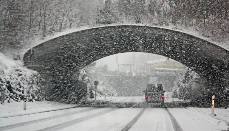 Sneženje zajelo skrajni sever Gorenjske: Kakšne so razmere?
