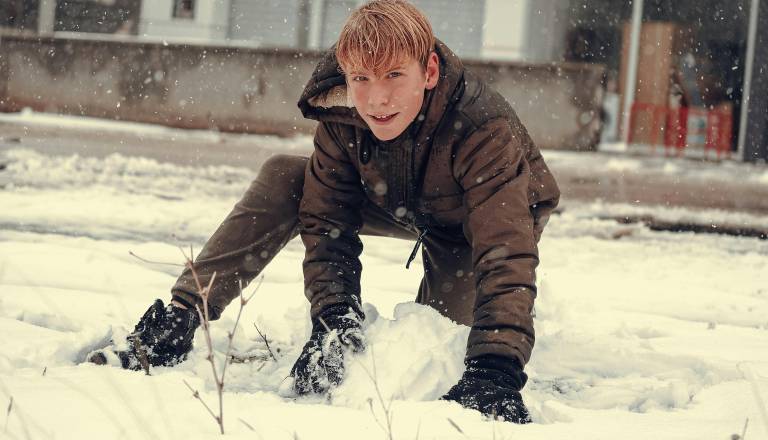 Starši, letni čas ne sme biti izgovor: Tudi pozimi otroci dnevno potrebujejo gibanje