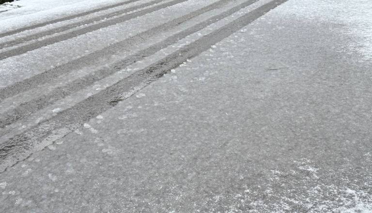 Dolenjci pozor! Snežna brozga povzroča velike preglavice, vozne razmere vse težje