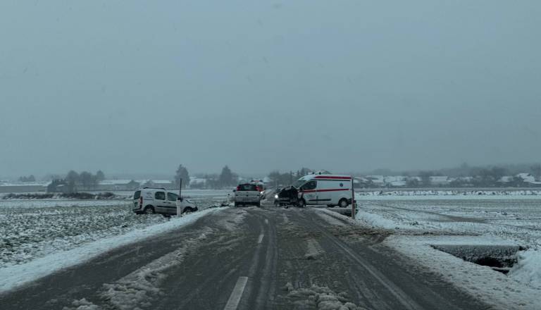 V Pomurju zaradi snega že 20 prometnih nesreč, to so sporočili policisti