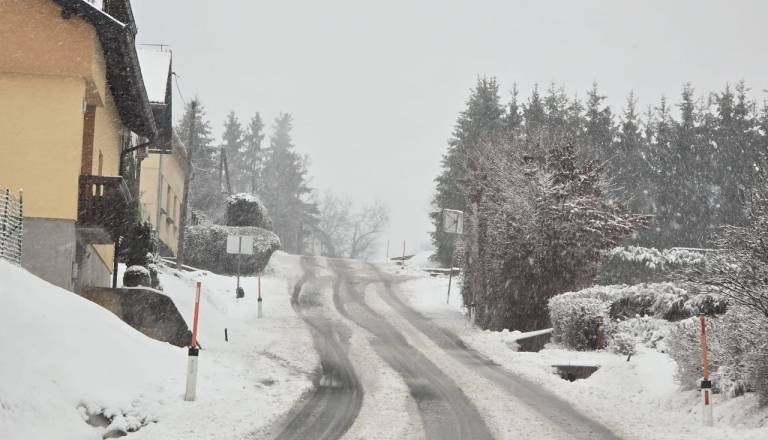 Močno sneženje brez elektrike pustilo več kot 40 tisoč odjemalcev, številne tudi na Goričkem