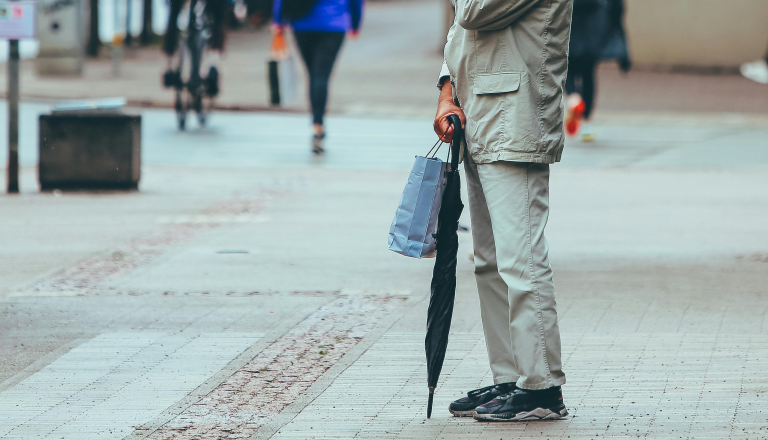 Incident v Radovljici: Potnik z dežnikom nad voznika avtobusa