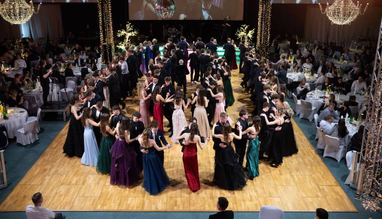 FOTO in VIDEO: Maturanti Gimnazije Franca Miklošiča Ljutomer zaplesali v novo življenjsko poglavje