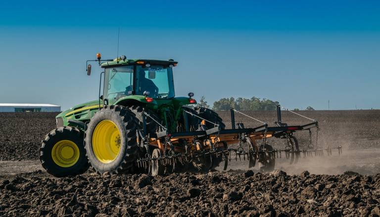 69-letnik padel z zunanje stopnice traktorja in umrl