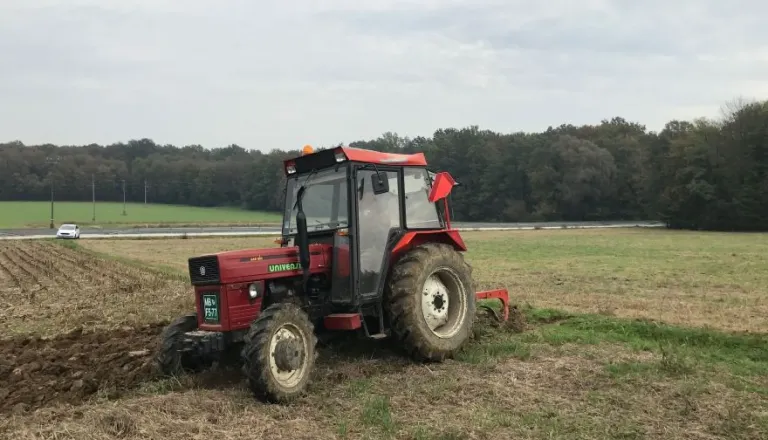 V hudi nesreči s traktorjem umrl moški