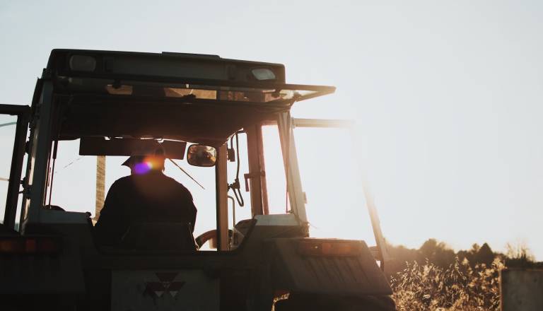 69-letnik umrl v nesreči s traktorjem