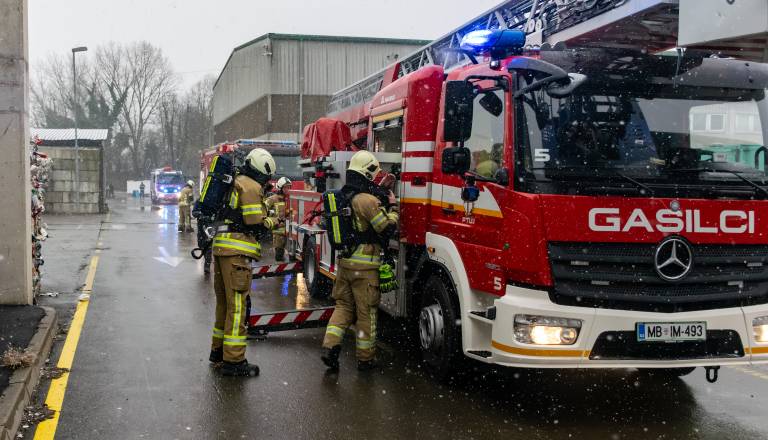 Pozno zvečer sirene v Mariboru: Gasilci odprli vrata, v stanovanju našli mrtvo osebo