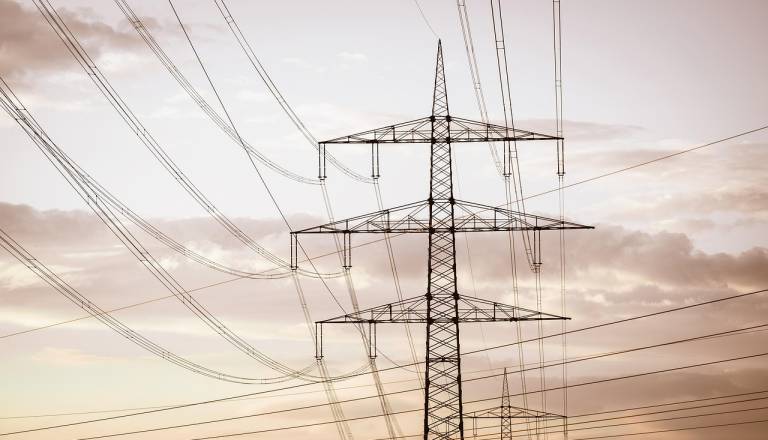 Elektrika se vrača, brez napajanja le še nekaj sto gospodinjstev