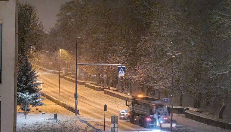 Voznik zimske službe spregovoril: »Ko vi spite, nekdo pluži 20 ur brez toplega obroka«