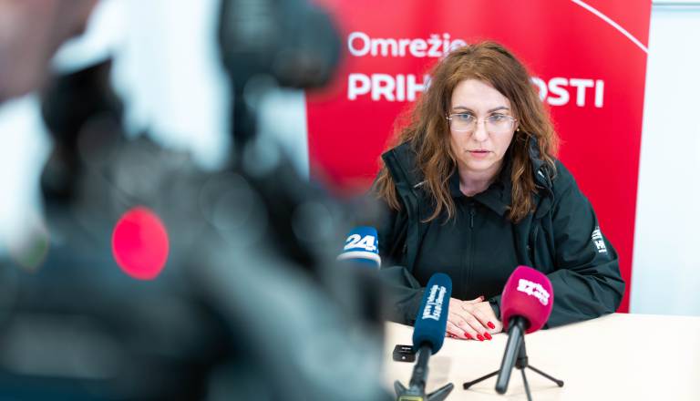 2500 gospodinjstev še vedno brez elektrike, v Kamnici pa je počilo – krajan nagnal delavce