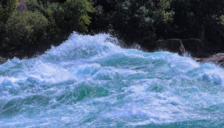 Reševalna akcija na Tržaški cesti, oseba padla v strugo Gradaščice