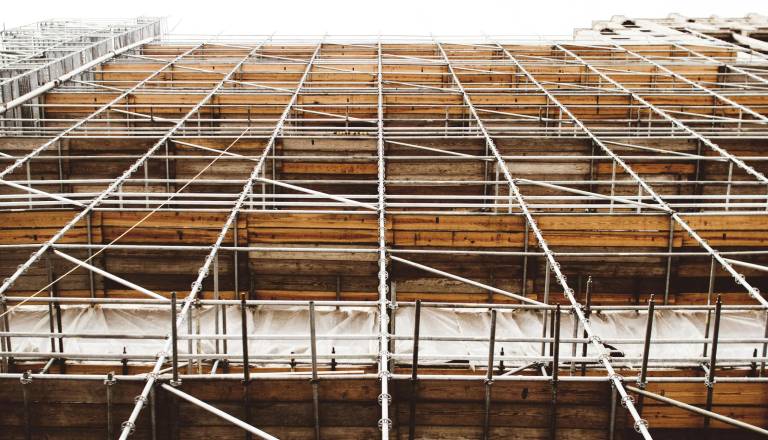 Moški pri delu na Bežigradu padel z odra in se hudo poškodoval