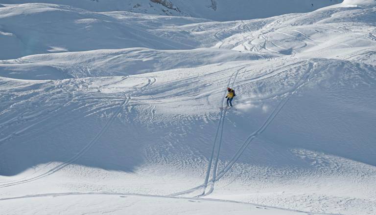 Mladoletnik na Voglu smučal izven urejene proge in se hudo poškodoval