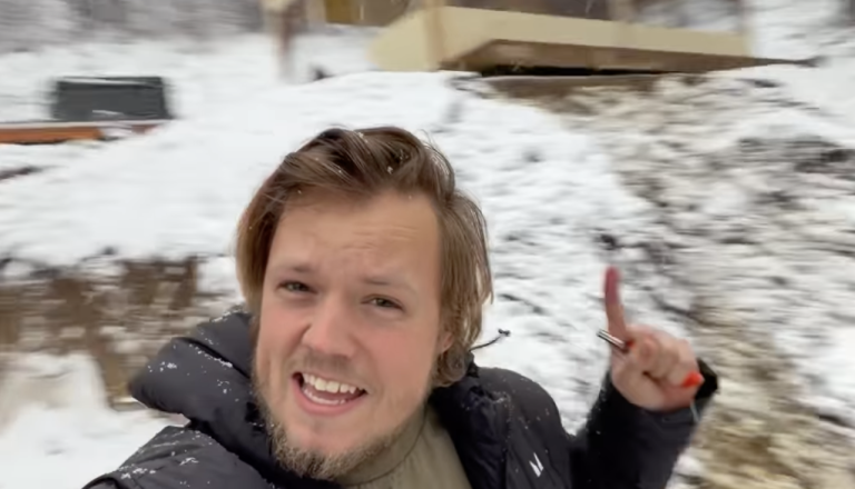 'Hiša za pet tisoč evrov' obstala v blatu in snegu, ameriški tik toker čaka na pomlad