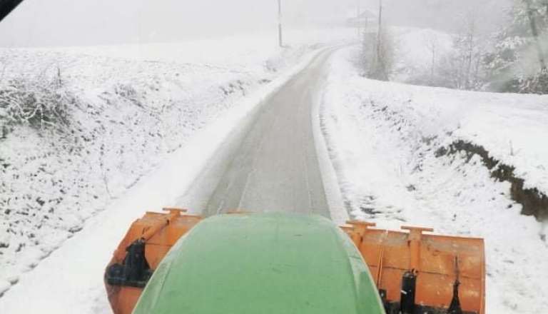 Zapis voznika zimske službe: »Ko vi spite, nekdo pluži 20 ur brez toplega obroka«