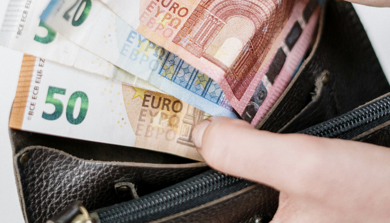 Bralce Mariborinfo prosijo za pomoč: Iščejo izgubljeno denarnico z dokumenti in 1200 evrov